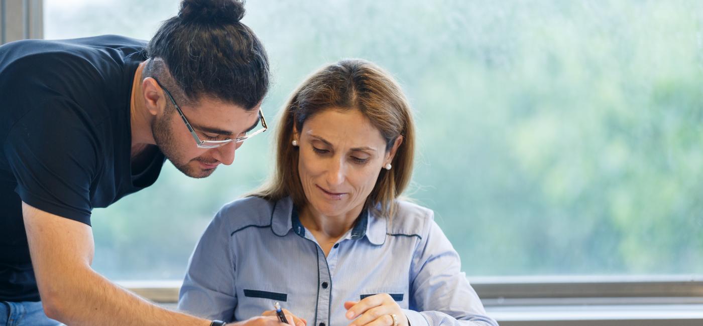 Man en vrouw kijken naar huiswerk