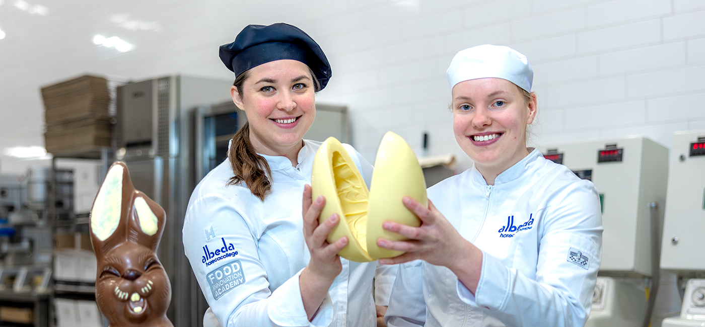 Studenten met groot chocolade ei