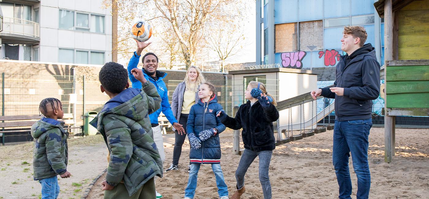 spelen in speeltuin