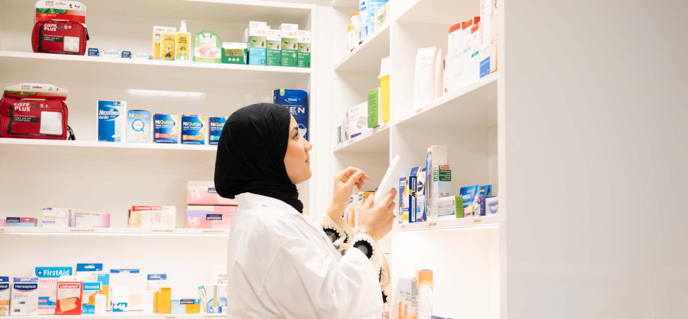Apothekersassisent voor kast met meidcijnen