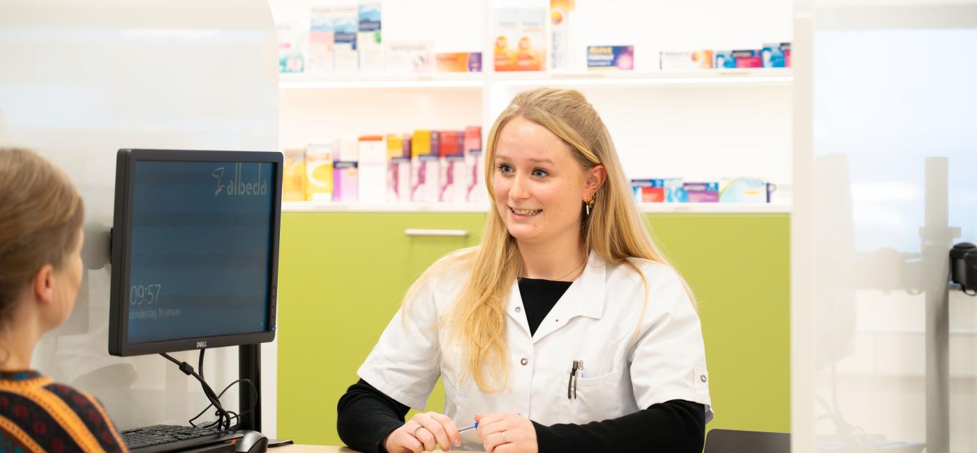 Apothekersassistent achter bali