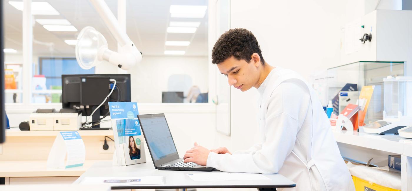 Apothekersassistent met laptop
