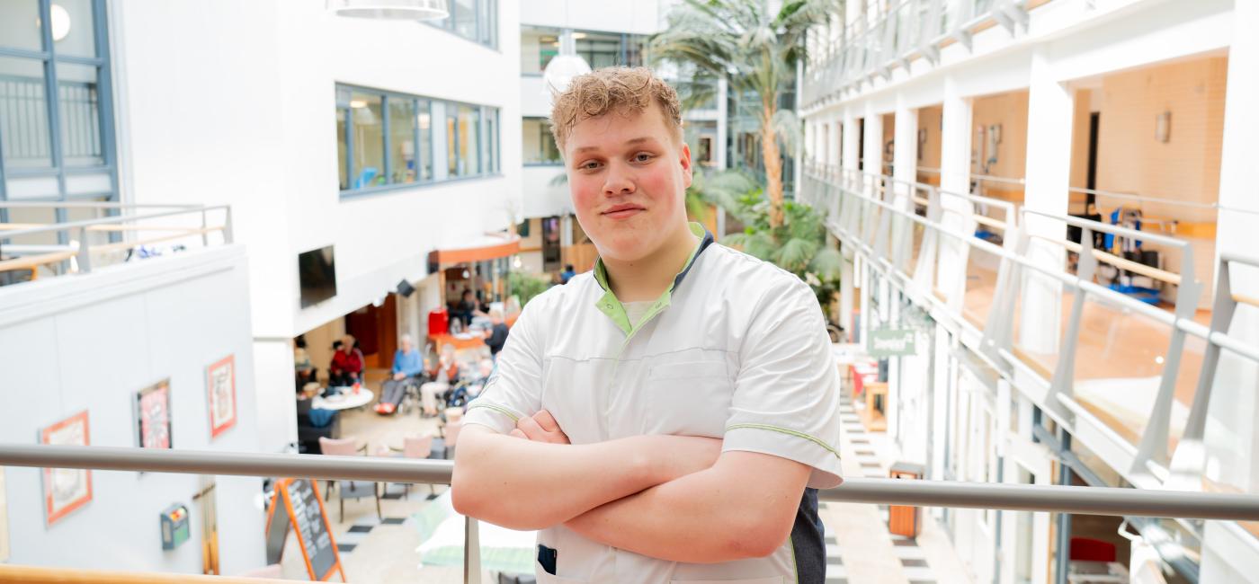 Foto van zorgmedewerker  in verzorgingshuis
