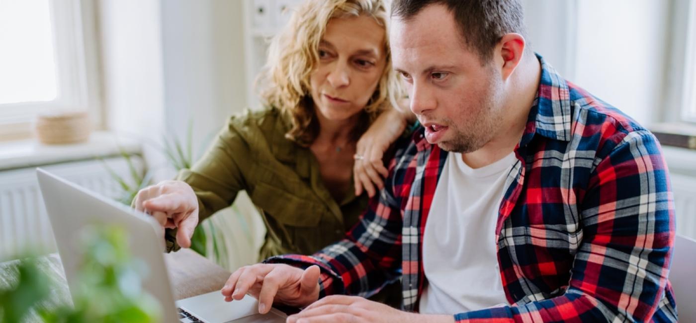 Samen achter een laptop