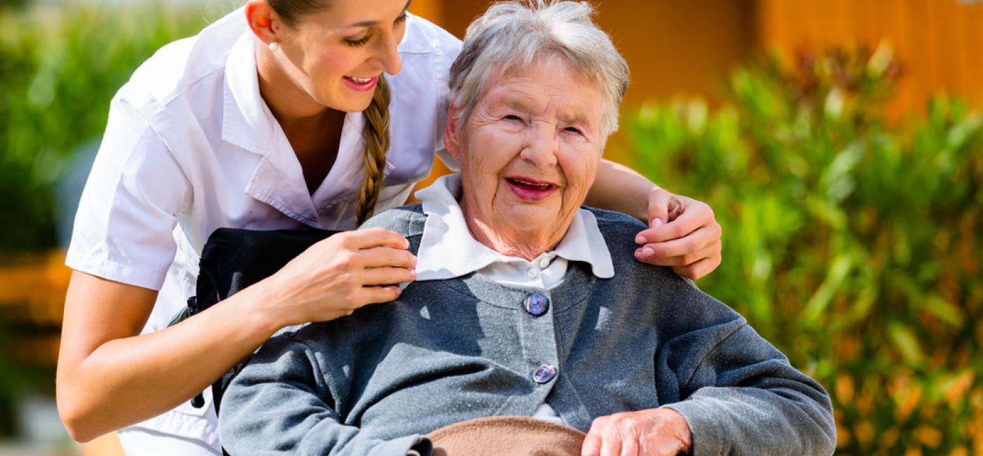 Begeleider en vrouw in rolstoel